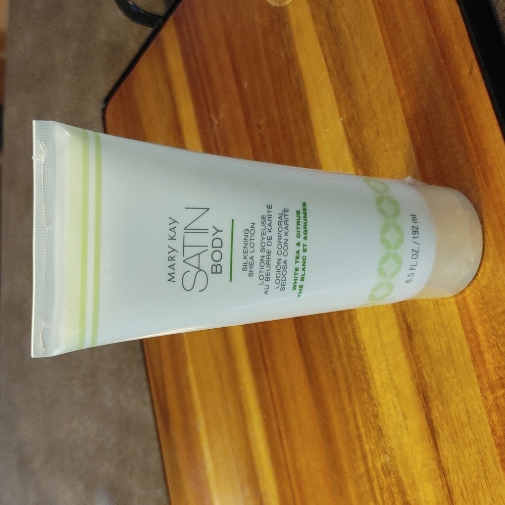 MK White Tea & Citrus Satin Body Silkening Shea Lotion